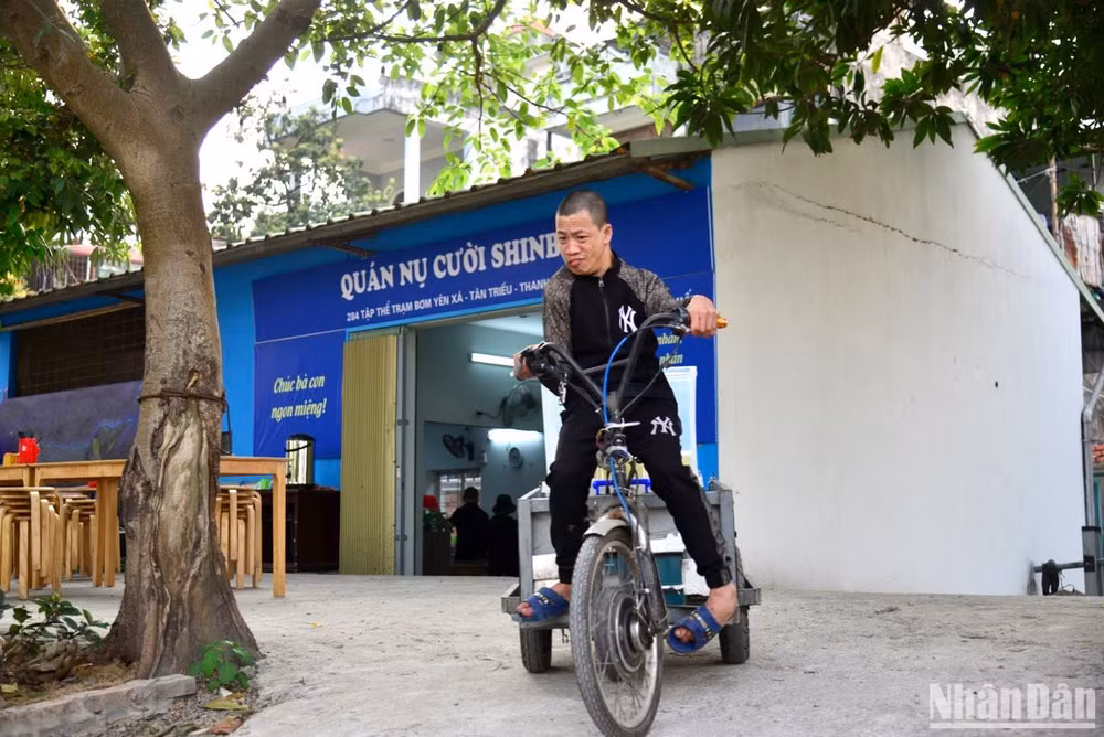 Anh Nguyễn Thắng Dương mang cháo đến Khoa Nhi, Bệnh viện K để phát cho các bệnh nhân. Anh Nguyễn Thắng Dương mang cháo đến Khoa Nhi, Bệnh viện K để phát cho các bệnh nhân.