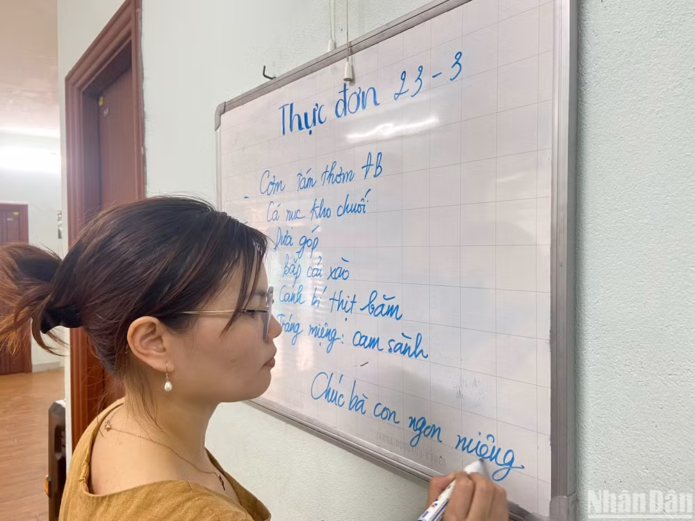 Thực đơn hằng ngày của quán cơm luôn được Trà My lên kế hoạch tỉ mỉ. Thực đơn hằng ngày của quán cơm luôn được Trà My lên kế hoạch tỉ mỉ.