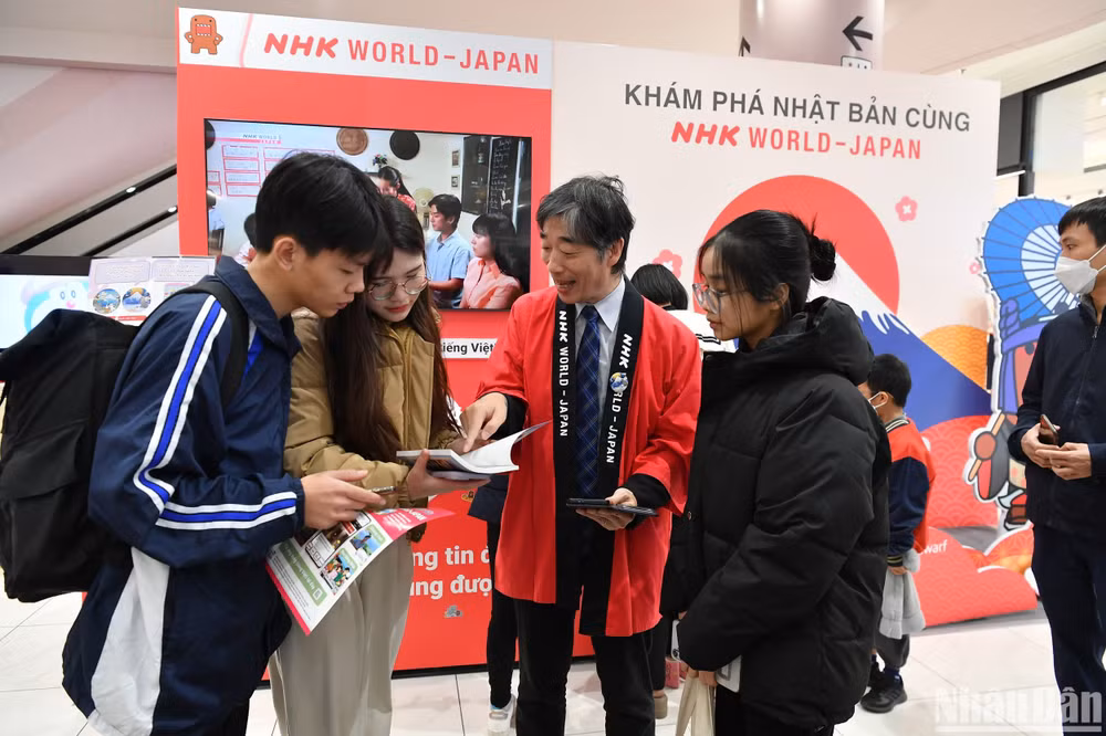 Ông Kuriki Seiichi, người phụ trách chương trình tiếp thị ở Việt Nam của NHK World-Japan, trao đổi với các bạn sinh viên tại sự kiện. (Ảnh: THÀNH ĐẠT)