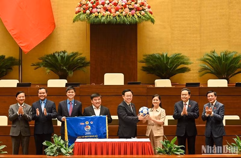 Giải bóng đá nhằm tạo sân chơi bổ ích, rèn luyện sức khỏe cho công nhân lao động cả nước. (Ảnh: DUY LINH) Giải bóng đá nhằm tạo sân chơi bổ ích, rèn luyện sức khỏe cho công nhân lao động cả nước. (Ảnh: DUY LINH)