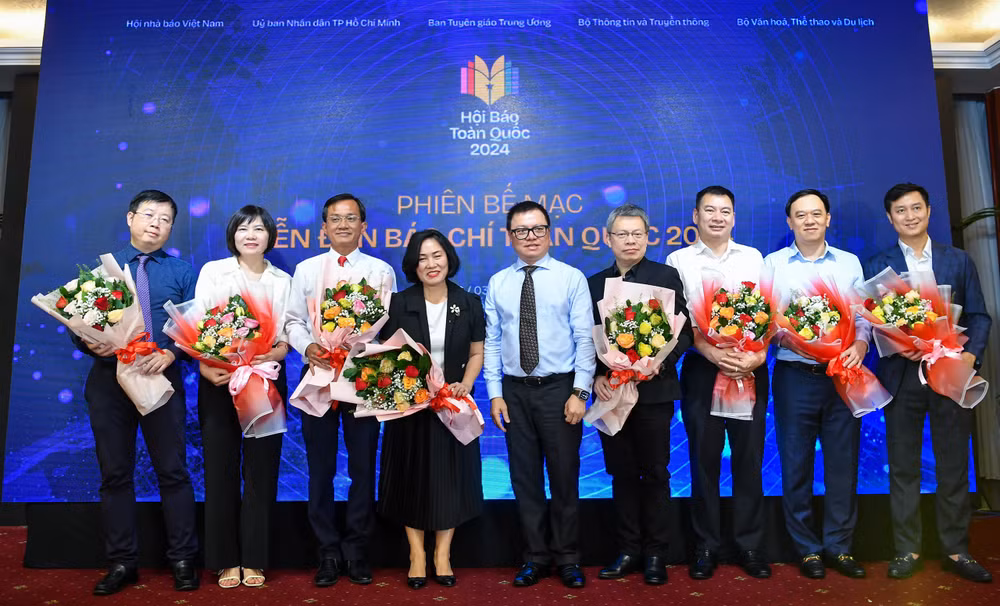 Đồng chí Lê Quốc Minh, Ủy viên Trung ương Đảng, Tổng Biên tập Báo Nhân Dân, Phó Trưởng Ban Tuyên giáo Trung ương, Chủ tịch Hội Nhà báo Việt Nam tặng hoa cho các diễn giả tham gia các phiên thảo luận trong khuôn khổ Diễn đàn Báo chí toàn quốc 2024.