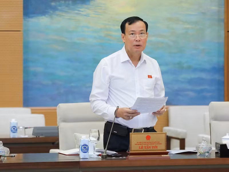 Chủ nhiệm Ủy ban Quốc phòng và An ninh Lê Tấn Tới trình bày báo cáo thẩm tra về dự án Luật.