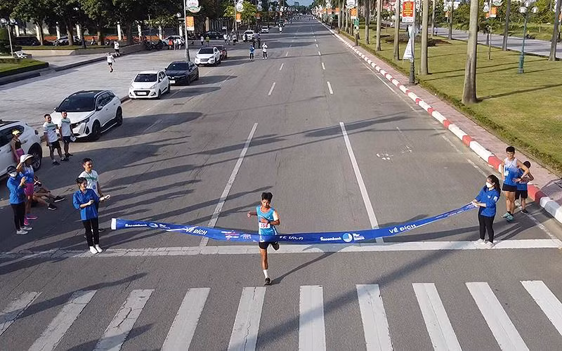 Một hội viên Hội Liên hiệp Thanh niên tỉnh Hà Tĩnh về đích trong phần chạy hưởng ứng chặng 7 chương trình “Những bước chân vì cộng đồng”.