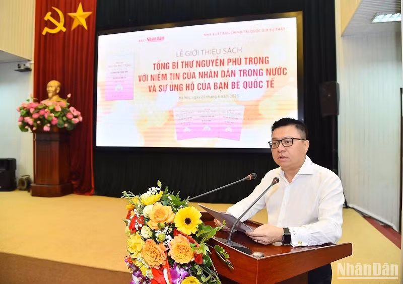 Tổng Biên tập Báo Nhân Dân Lê Quốc Minh phát biểu tại buổi lễ. (Ảnh: THỦY NGUYÊN)