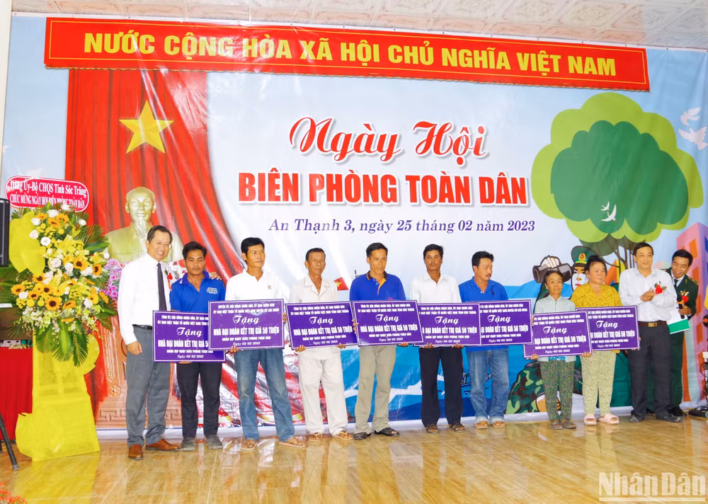 Lãnh đạo tỉnh Sóc Trăng trao bảng tượng trưng tặng nhà “Đại đoàn kết”. Lãnh đạo tỉnh Sóc Trăng trao bảng tượng trưng tặng nhà “Đại đoàn kết”.