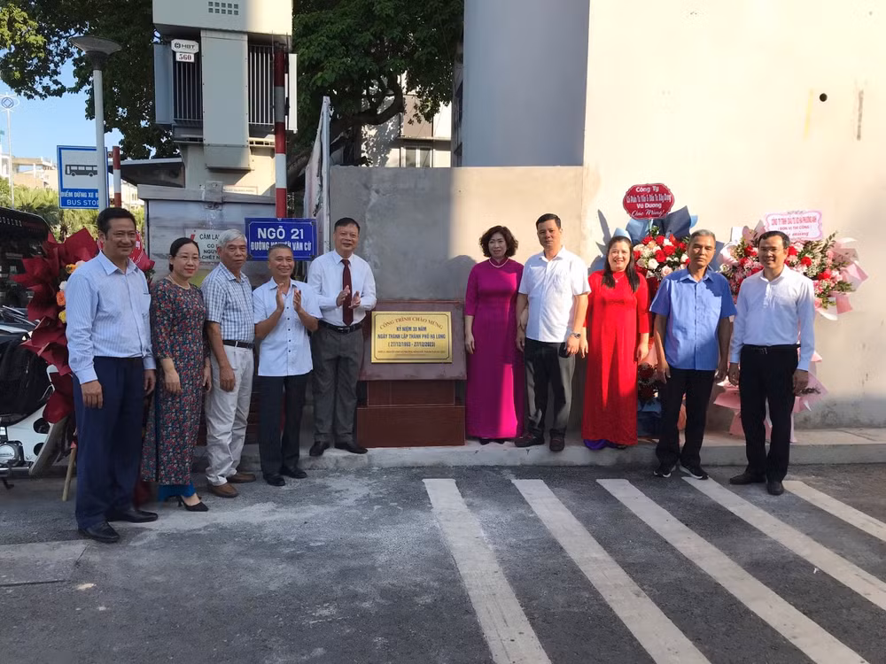 Gắn biển công trình cải tạo, nâng cấp đường ngõ 21, Nguyễn Văn Cừ, phường Hồng Hải chào mừng kỷ niệm 30 năm ngày thành lập TP Hạ Long.