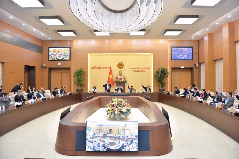 Ủy ban Thường vụ Quốc hội biểu quyết nhất trí với các nội dung cơ bản của dự thảo Nghị quyết với tỷ lệ tán thành 100%. (Ảnh: DUY LINH) Ủy ban Thường vụ Quốc hội biểu quyết nhất trí với các nội dung cơ bản của dự thảo Nghị quyết với tỷ lệ tán thành 100%. (Ảnh: DUY LINH)