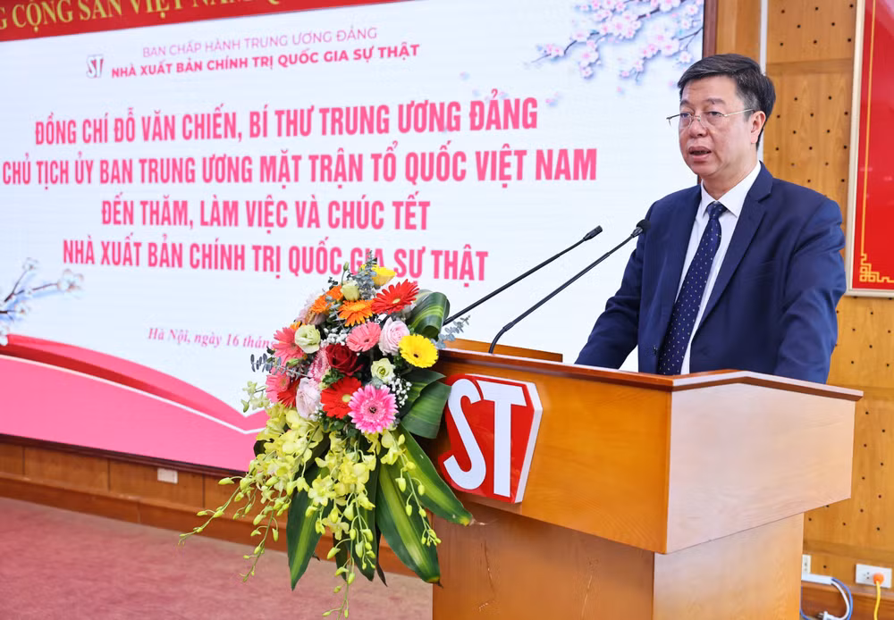 Đồng chí Vũ Trọng Lâm, Giám đốc - Tổng Biên tập Nhà xuất bản Chính trị quốc gia Sự thật báo cáo những nét cơ bản về hoạt động năm 2023, nhiệm vụ trọng tâm năm 2024 của Nhà xuất bản.
