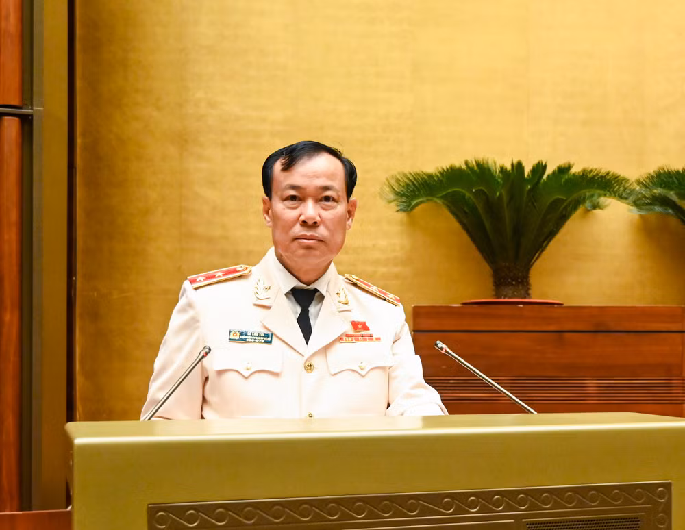 Chủ nhiệm Ủy ban Quốc phòng và An ninh Lê Tấn Tới trình bày báo cáo giải trình, tiếp thu, chỉnh lý dự thảo Luật Dữ liệu trước khi Quốc hội bấm nút thông qua. (Ảnh: DUY LINH)