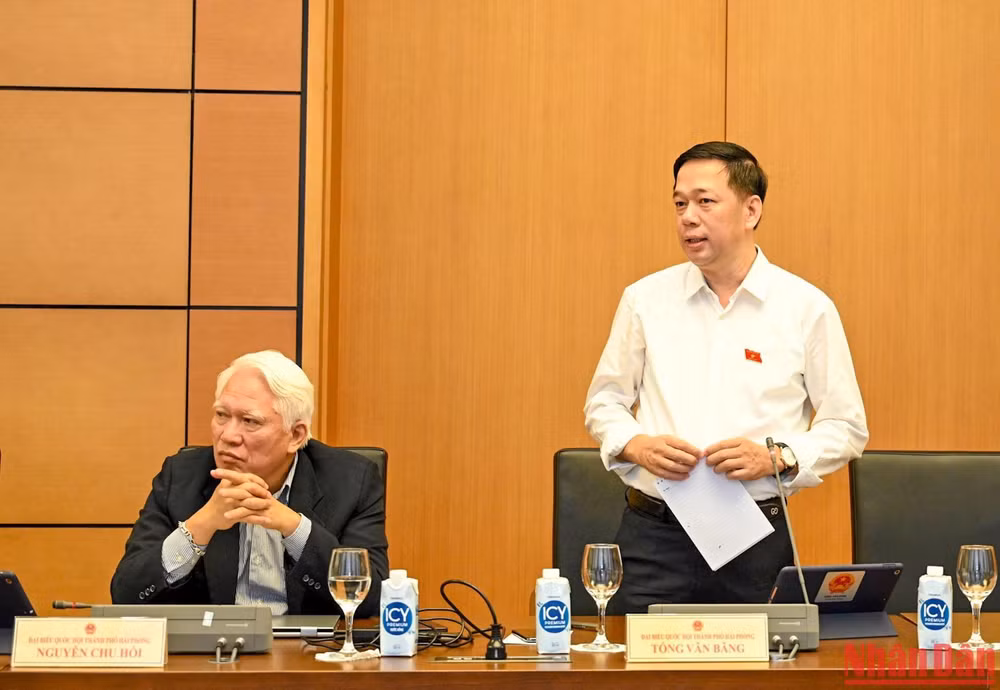 Đại biểu Tống Văn Băng (Đoàn Hải Phòng) phát biểu thảo luận ở Tổ 12. (Ảnh: DUY LINH)