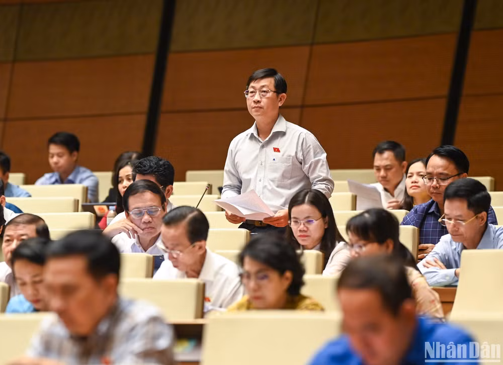 Đại biểu Nguyễn Hữu Thông (đoàn Bình Thuận) phát biểu ý kiến. (Ảnh: DUY LINH)