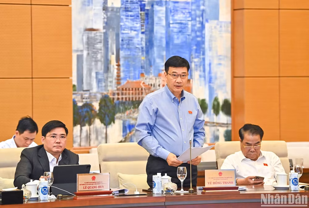 Chủ nhiệm Ủy ban Kinh tế Vũ Hồng Thanh trình bày báo cáo thẩm tra tại phiên họp sáng 9/5. (Ảnh: DUY LINH)