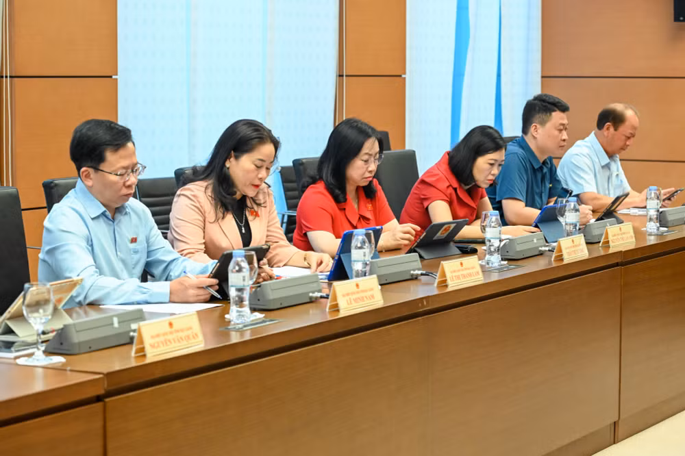 Các đại biểu Quốc hội dự thảo luận tại tổ sáng 23/5. (Ảnh: BÙI GIANG)