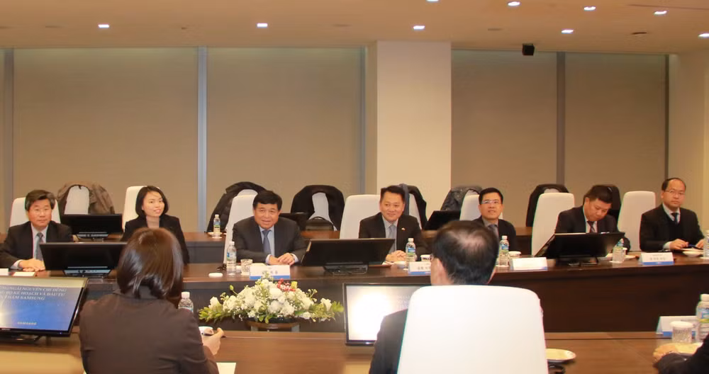 Tại các buổi làm việc, Bộ trưởng Nguyễn Chí Dũng luôn nhấn mạnh cam kết của chính phủ Việt Nam về tạo điều kiện thuận lợi cho các doanh nghiệp Hàn Quốc đầu tư kinh doanh hiệu quả, bền vững, lâu dài tại Việt Nam. Tại các buổi làm việc, Bộ trưởng Nguyễn Chí Dũng luôn nhấn mạnh cam kết của chính phủ Việt Nam về tạo điều kiện thuận lợi cho các doanh nghiệp Hàn Quốc đầu tư kinh doanh hiệu quả, bền vững, lâu dài tại Việt Nam.