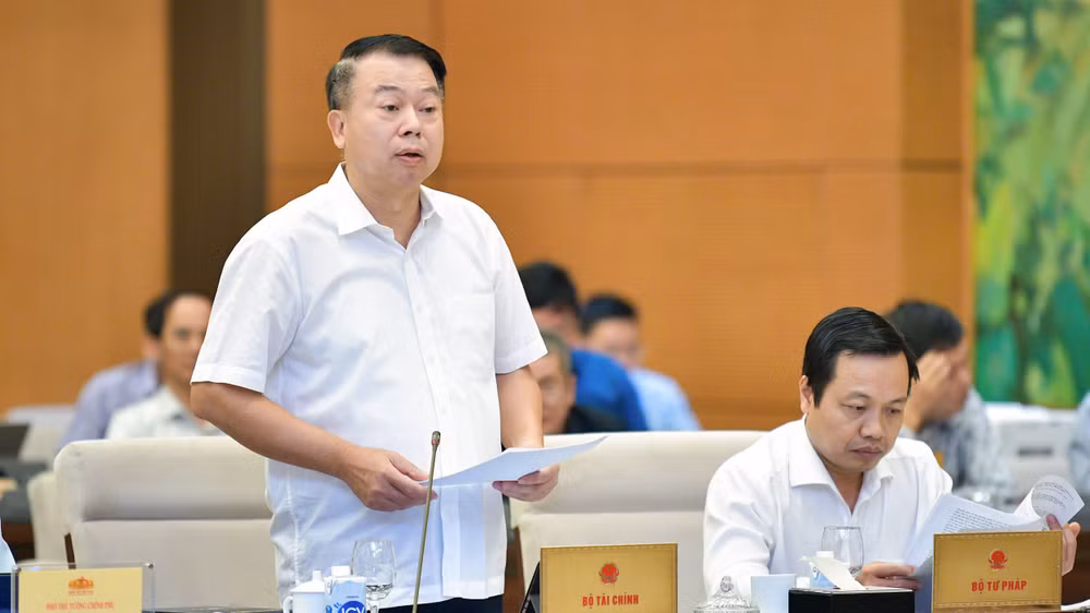 Thứ trưởng Tài chính Nguyễn Đức Chi trình bày tờ trình tóm tắt dự án Luật. (Ảnh: DUY LINH)