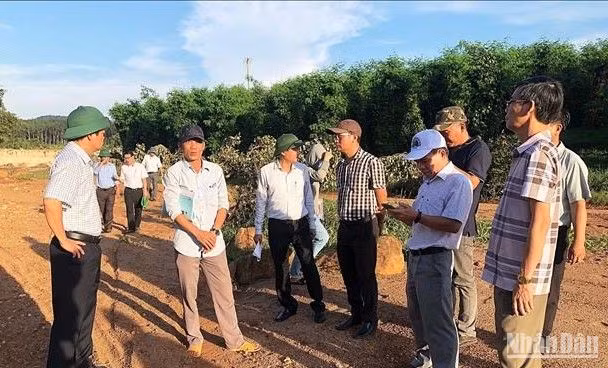Phó Chủ tịch Ủy ban nhân dân tỉnh Gia Lai Nguyễn Hữu Quế (ngoài cùng bên trái) kiểm tra hiện trường sự cố vỡ đập thủy điện Ia Glae2.