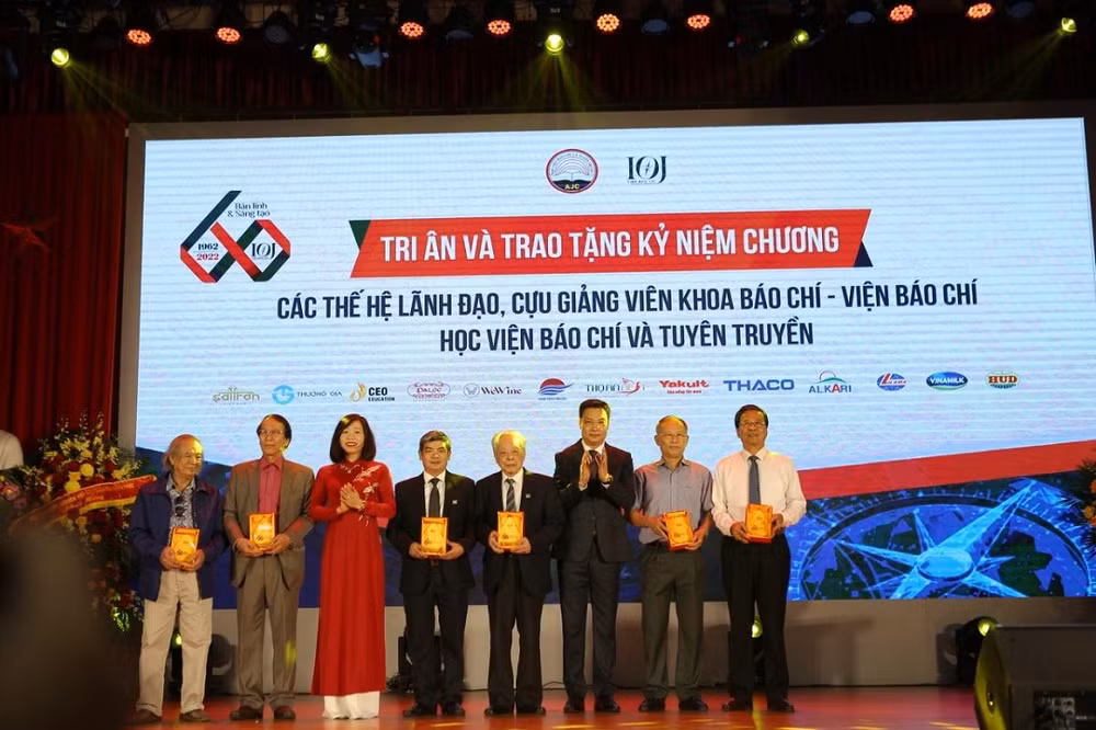 Trao tặng Kỷ niệm chương tri ân các thế hệ nhà báo lão thành vì những đóng góp cho sự nghiệp xây dựng và phát triển Viện Báo chí. Trao tặng Kỷ niệm chương tri ân các thế hệ nhà báo lão thành vì những đóng góp cho sự nghiệp xây dựng và phát triển Viện Báo chí.