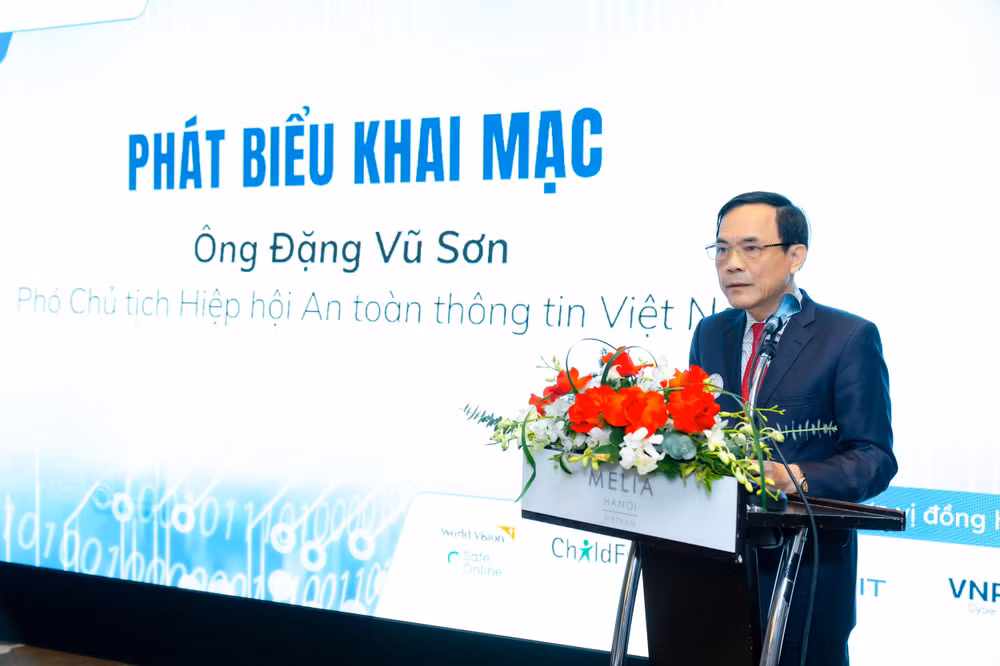 Ông Đặng Vũ Sơn, Phó Chủ tịch Hiệp hội An toàn thông tin Việt Nam, phát biểu khai mạc hội thảo. Ông Đặng Vũ Sơn, Phó Chủ tịch Hiệp hội An toàn thông tin Việt Nam, phát biểu khai mạc hội thảo.