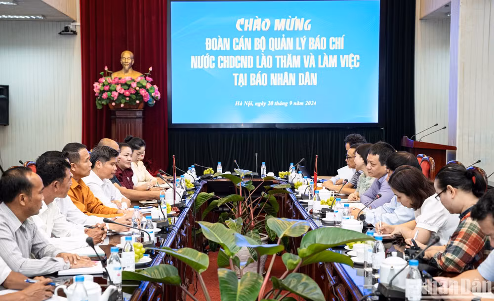 Quang cảnh cuộc làm việc giữa Báo Nhân Dân và đoàn cán bộ quản lý báo chí Lào sáng 20/9. (Ảnh: SƠN TÙNG)