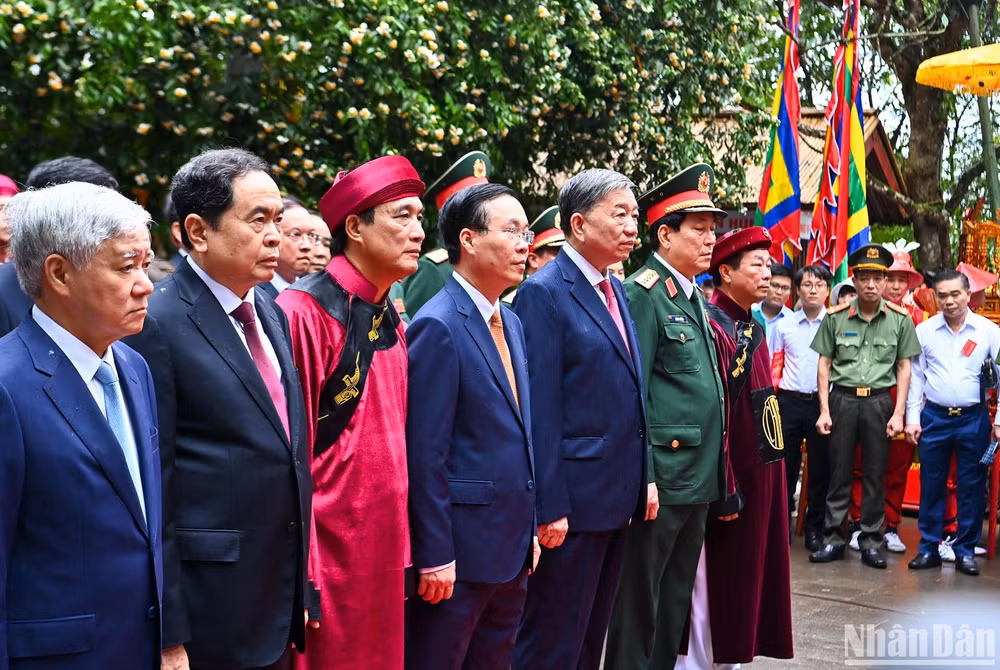 Chủ tịch nước Võ Văn Thưởng và các đồng chí lãnh đạo Đảng, Nhà nước và tỉnh Phú Thọ thành kính tưởng niệm các Vua Hùng tại đền Thượng. (Ảnh: DUY LINH)