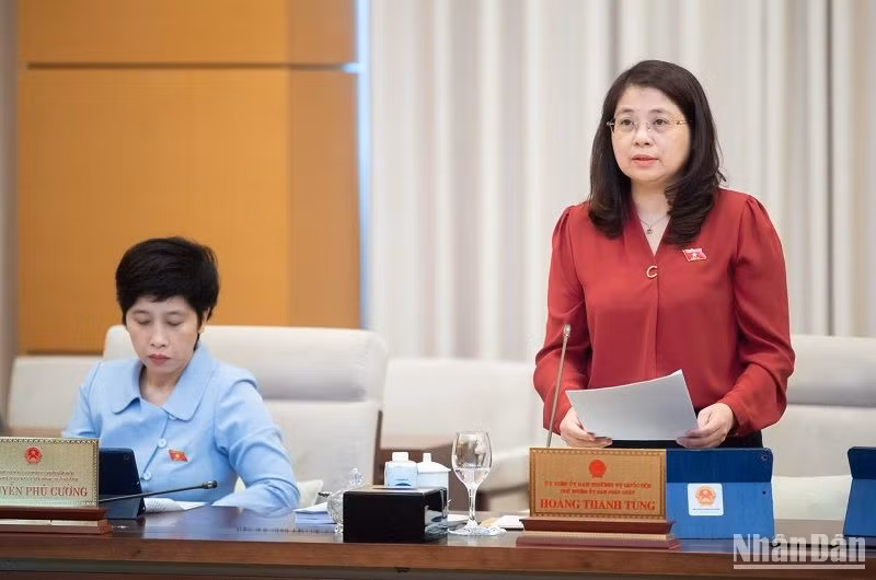 Phó Chủ nhiệm Ủy ban Pháp luật Trần Hồng Nguyên trình bày báo cáo thẩm tra đề nghị xây dựng dự án Luật. (Ảnh: DUY LINH) Phó Chủ nhiệm Ủy ban Pháp luật Trần Hồng Nguyên trình bày báo cáo thẩm tra đề nghị xây dựng dự án Luật. (Ảnh: DUY LINH)