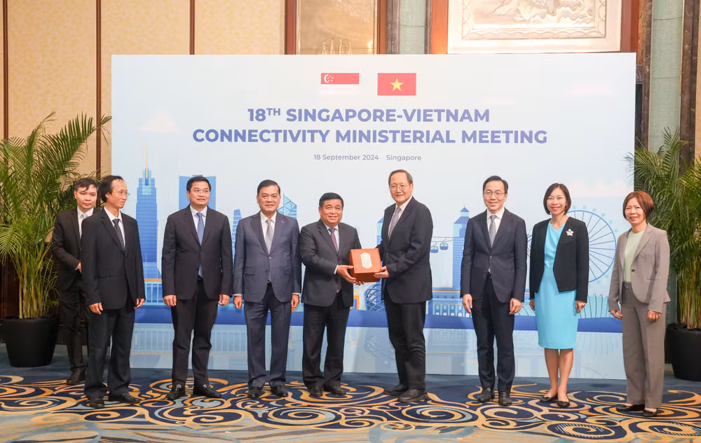 Bộ trưởng Nguyễn Chí Dũng và Bộ trưởng Tan See Leng trao quà lưu niệm. (Ảnh: MPI) Bộ trưởng Nguyễn Chí Dũng và Bộ trưởng Tan See Leng trao quà lưu niệm. (Ảnh: MPI)