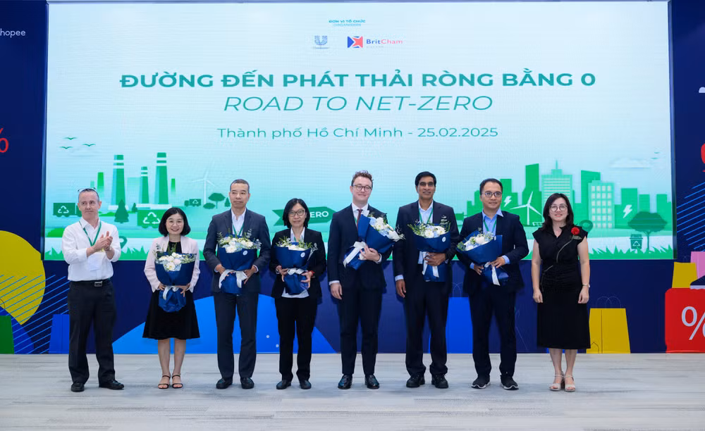 Đại diện Ban tổ chức tặng hoa cho các diễn giả tại Hội thảo.