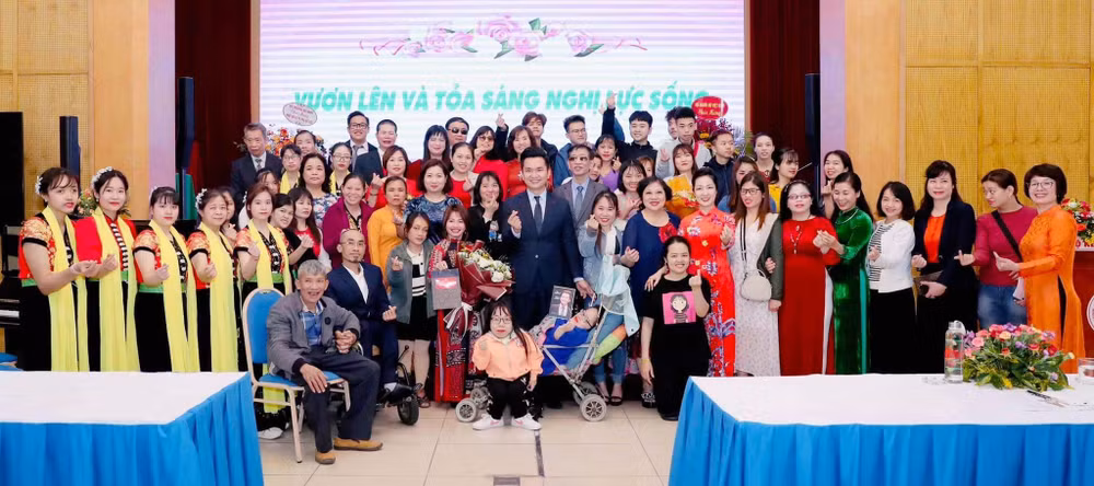 Các đại biểu dự chương trình chụp ảnh lưu niệm.