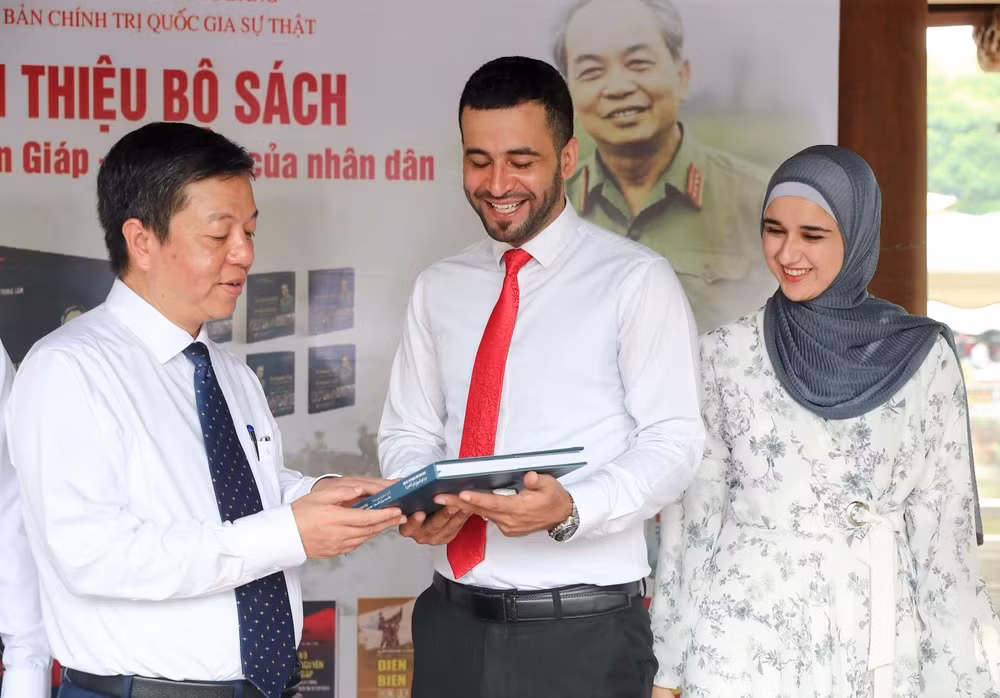 PGS, TS Vũ Trọng Lâm, Giám đốc - Tổng Biên tập Nhà xuất bản Chính trị quốc gia Sự thật và ông Saleem Hammad - dịch giả tiếng Arập cuốn sách “Võ Nguyên Giáp - Vị tướng của nhân dân” chia sẻ về nội dung cuốn sách tại buổi lễ. PGS, TS Vũ Trọng Lâm, Giám đốc - Tổng Biên tập Nhà xuất bản Chính trị quốc gia Sự thật và ông Saleem Hammad - dịch giả tiếng Arập cuốn sách “Võ Nguyên Giáp - Vị tướng của nhân dân” chia sẻ về nội dung cuốn sách tại buổi lễ.