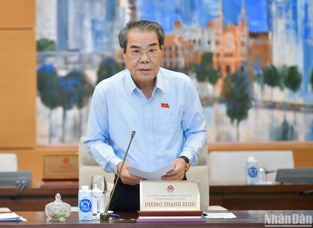 Trưởng Ban Dân nguyện Dương Thanh Bình báo cáo tại phiên họp. (Ảnh: DUY LINH)