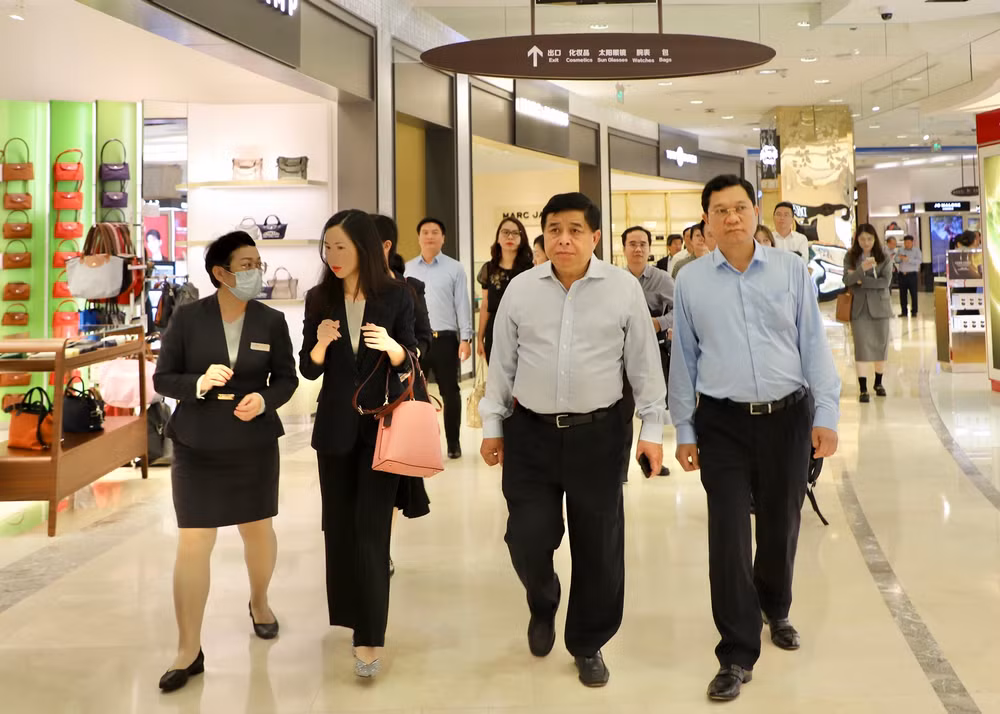 Bộ trưởng Nguyễn Chí Dũng khảo sát thực tế khu thương mại tự do miễn thuế tại Hải Khẩu, Hải Nam, Trung Quốc. Bộ trưởng Nguyễn Chí Dũng khảo sát thực tế khu thương mại tự do miễn thuế tại Hải Khẩu, Hải Nam, Trung Quốc.