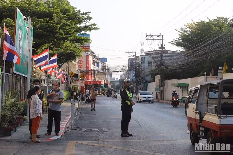 Nhằm bảo đảm trật tự an ninh và an toàn giao thông, Thủ đô Bangkok đã triển khai gần 3.000 cảnh sát tại các địa điểm bỏ phiếu và trên các tuyến đường trung tâm. (Ảnh: TUẤN ANH) Nhằm bảo đảm trật tự an ninh và an toàn giao thông, Thủ đô Bangkok đã triển khai gần 3.000 cảnh sát tại các địa điểm bỏ phiếu và trên các tuyến đường trung tâm. (Ảnh: TUẤN ANH)