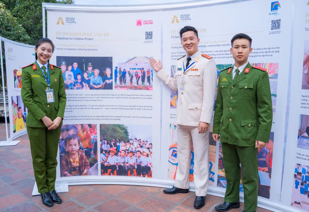 Các cán bộ chiến sĩ Ban Thanh niên Công an tỉnh Sơn La chụp hình bên Dự án "Hạnh phúc cho em" trong khuôn khổ Triển lãm "Hành động vì Cộng đồng" và vòng chung kết Giải thưởng Human Act Prize 2024 tại Văn Miếu - Quốc Tử Giám, Hà Nội, ngày 22/11.