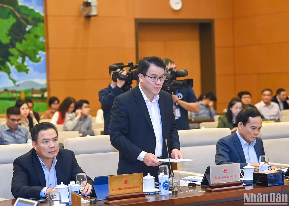 Thứ trưởng Kế hoạch và Đầu tư Trần Quốc Phương trình bày Tờ trình về dự thảo Nghị quyết. (Ảnh: DUY LINH)