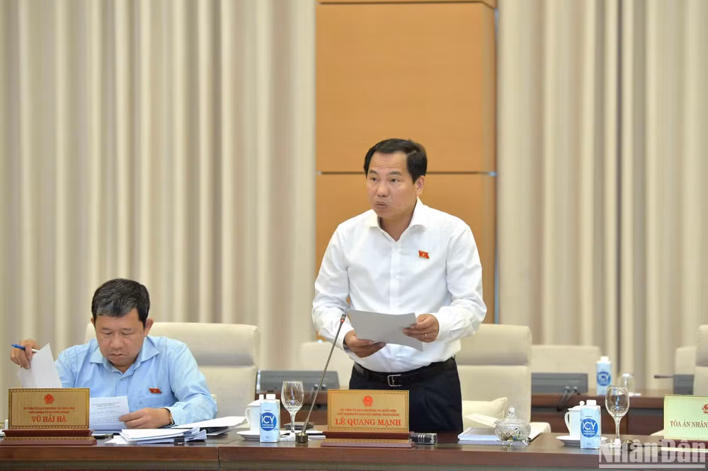 Chủ nhiệm Ủy ban Tài chính-Ngân sách Lê Quang Mạnh báo cáo tại phiên họp. (Ảnh: DUY LINH) Chủ nhiệm Ủy ban Tài chính-Ngân sách Lê Quang Mạnh báo cáo tại phiên họp. (Ảnh: DUY LINH)
