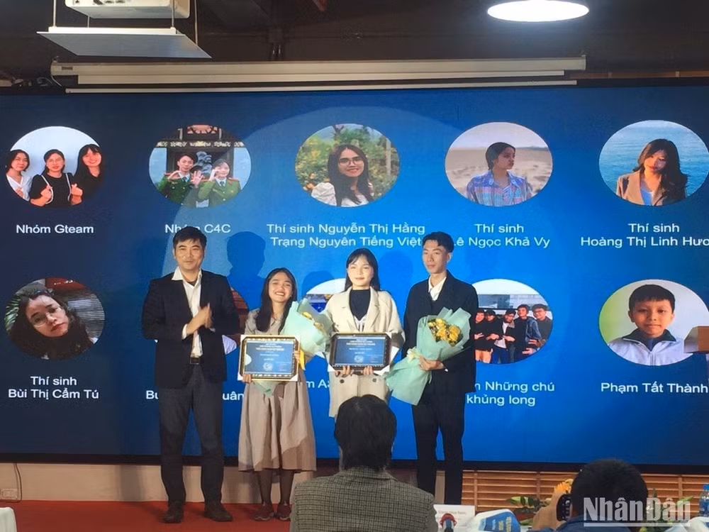 Giám đốc VNCERT/CC Nguyễn Đức Tuân trao giải Nhì cho tập thể C4C và thí sinh Nguyễn Thị Hằng. Giám đốc VNCERT/CC Nguyễn Đức Tuân trao giải Nhì cho tập thể C4C và thí sinh Nguyễn Thị Hằng.