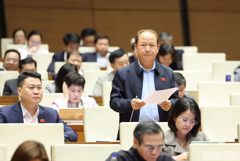 Đại biểu Sùng A Lềnh (đoàn Lào Cai) phát biểu tại hội trường chiều 15/2. (Ảnh: DUY LINH)