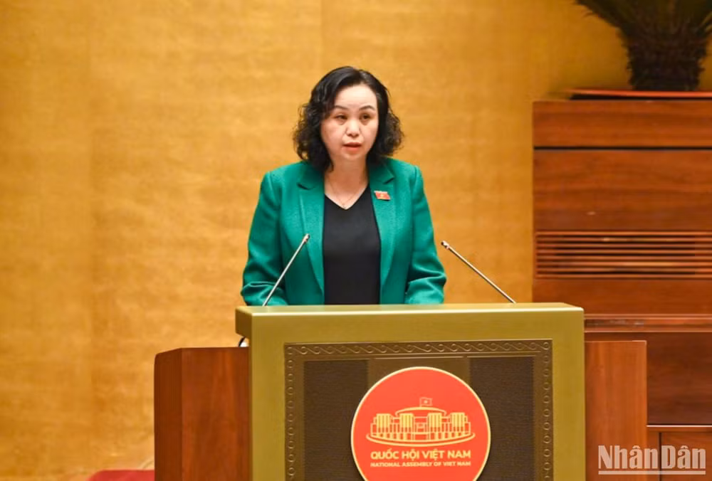 Phó Chủ tịch Hội đồng Dân tộc của Quốc hội Cao Thị Xuân báo cáo tại Hội nghị. (Ảnh: DUY LINH)