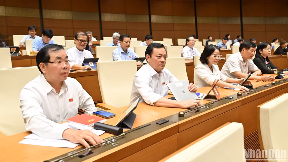 Đại biểu Quốc hội biểu quyết thông qua Nghị quyết về việc rút ngắn nhiệm kỳ Quốc hội khóa XV và Hội đồng nhân dân các cấp nhiệm kỳ 2021-2026; Ngày bầu cử đại biểu Quốc hội khóa XVI và đại biểu Hội đồng nhân dân các cấp nhiệm kỳ 2026-2031. (Ảnh: THỦY NGUYÊN)