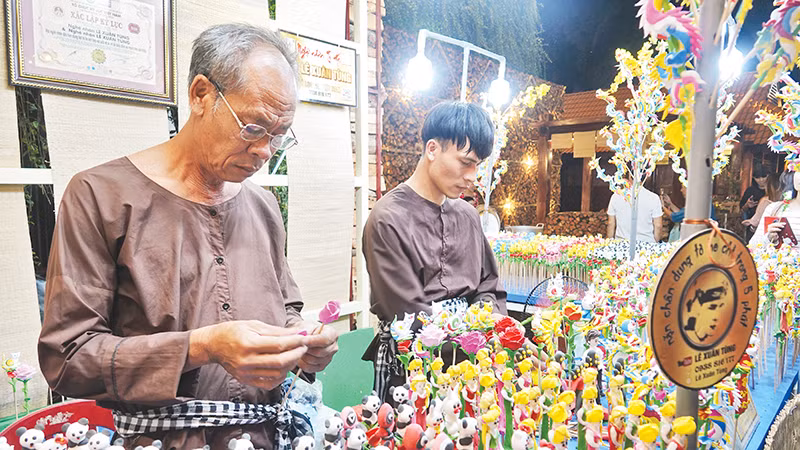 Lễ hội Tết Việt thu hút nhiều du khách mỗi dịp xuân về.