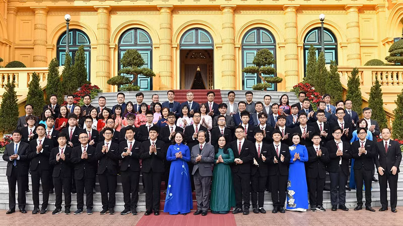 Phó Chủ tịch nước Võ Thị Ánh Xuân, Bộ trưởng Giáo dục và Đào tạo Nguyễn Kim Sơn cùng các đại biểu và các em học sinh đoạt giải Olympic và Khoa học kỹ thuật quốc tế năm 2024. (Ảnh TRẦN HIỆP)