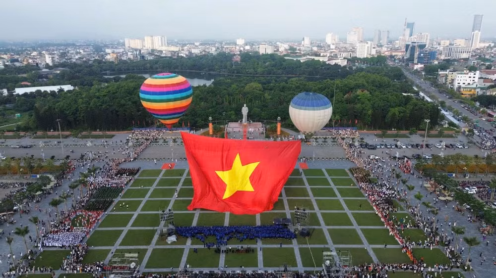Đây là lần đầu tiên Nghệ An tổ chức hoạt động bay Đại kỳ Tổ quốc trên quy mô lớn trong dịp sinh nhật Bác.