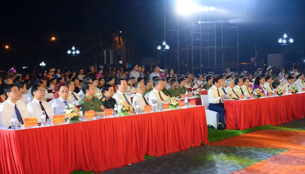 Tổng Bí thư Tô Lâm và các đại biểu dự khai mạc lễ hội Làng Sen. Tổng Bí thư Tô Lâm và các đại biểu dự khai mạc lễ hội Làng Sen.