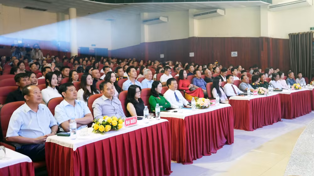 Các đại biểu tham dự buổi lễ.