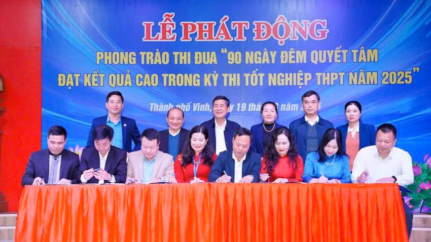 Lãnh đạo Liên đoàn Lao động tỉnh và Sở Giáo dục và Đào tạo chứng kiến lễ ký kết thực hiện phong trào của các nhà trường.