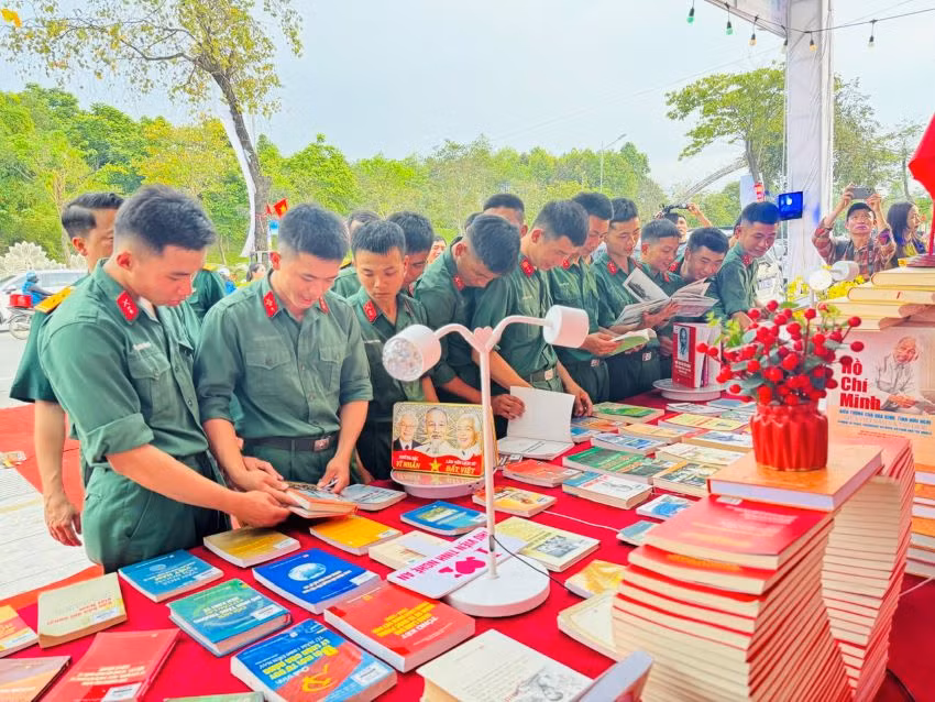Đông đảo học sinh, đoàn viên thanh niên và người dân tham gia Lễ phát động và tham quan các gian trưng bày sách.