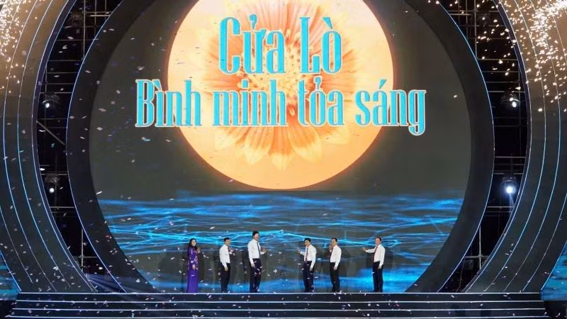 Lãnh đạo tỉnh Nghệ An kích hoạt biểu tượng khai mạc Lễ hội Du lịch Cửa Lò năm 2025.