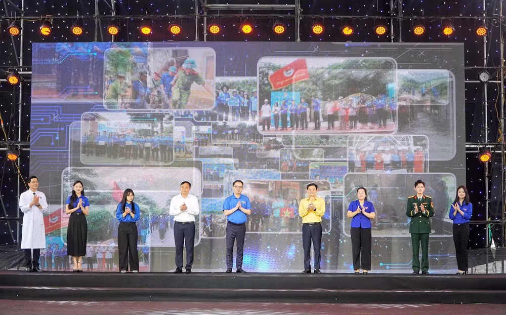 Dịp này, Tỉnh đoàn Nghệ An phát động Chiến dịch Thanh niên tình nguyện hè 2025. Dịp này, Tỉnh đoàn Nghệ An phát động Chiến dịch Thanh niên tình nguyện hè 2025.