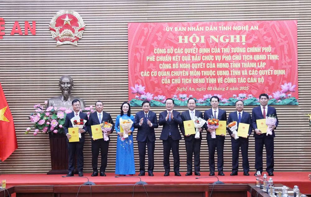 Bí thư Tỉnh ủy Nguyễn Đức Trung; Chủ tịch Ủy ban nhân dân tỉnh Lê Hồng Vinh trao các quyết định, tặng hoa chúc mừng giám đốc các sở được điều động, bổ nhiệm. Bí thư Tỉnh ủy Nguyễn Đức Trung; Chủ tịch Ủy ban nhân dân tỉnh Lê Hồng Vinh trao các quyết định, tặng hoa chúc mừng giám đốc các sở được điều động, bổ nhiệm.