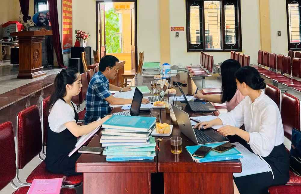 Sở Tư pháp kiểm tra việc thực hiện số hóa dữ liệu hộ tịch tại xã Diễn Hạnh, huyện Diễn Châu.